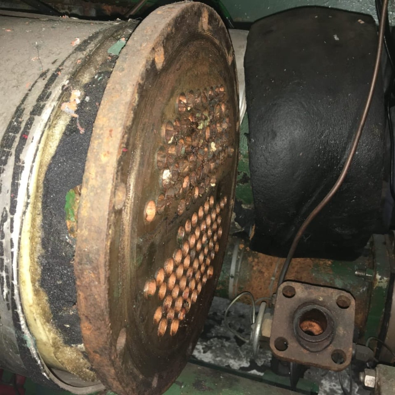 Inspeção interna NR-13 em trocador de calor tubular.