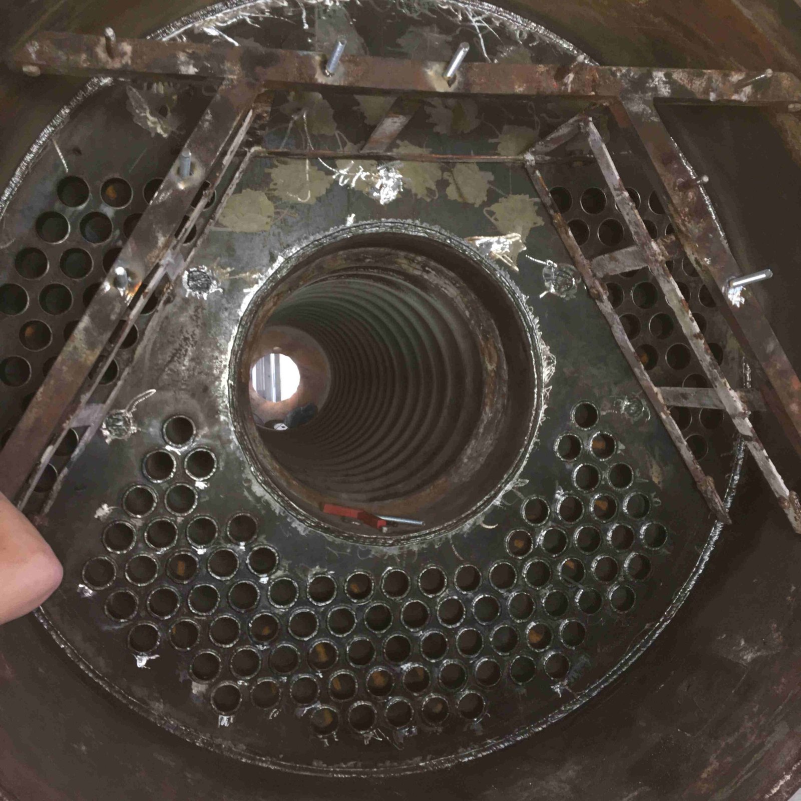 Inspetor da Madrigal realiza inspeção interna em caldeira industrial, assegurando integridade estrutural e conformidade à NR-13.