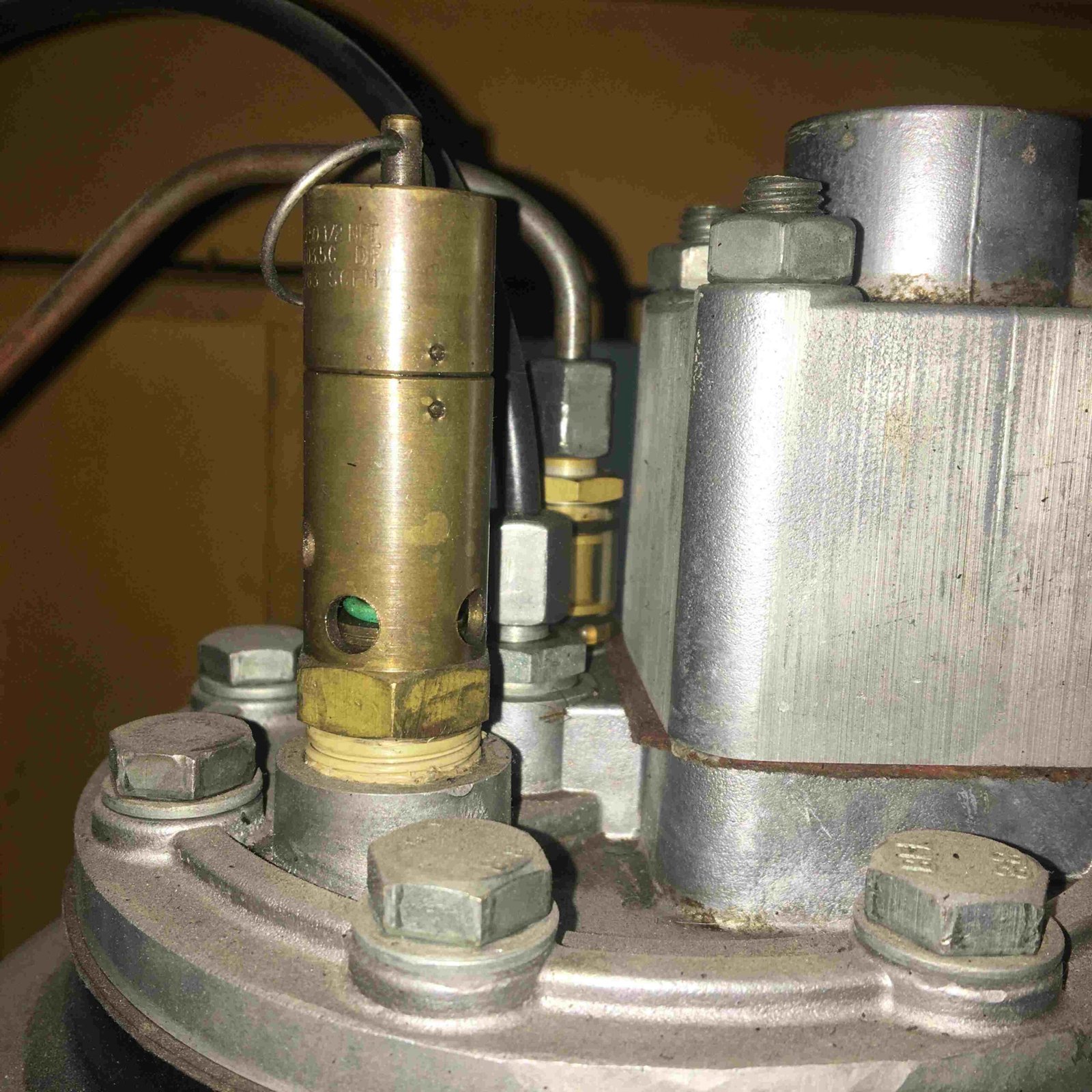 Inspeção de válvula de segurança em vaso de pressão.